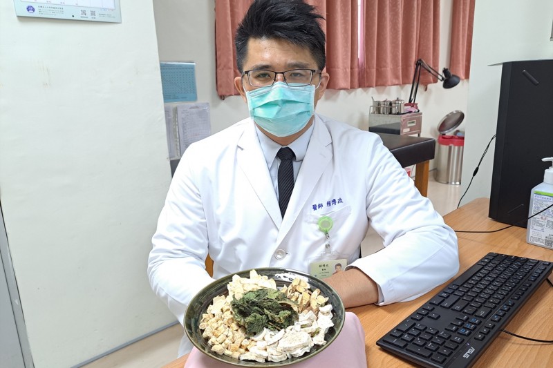 中醫科賴博政醫師表示,區分體質治療「長新冠」效果最佳。(圖/臺北醫院提供)