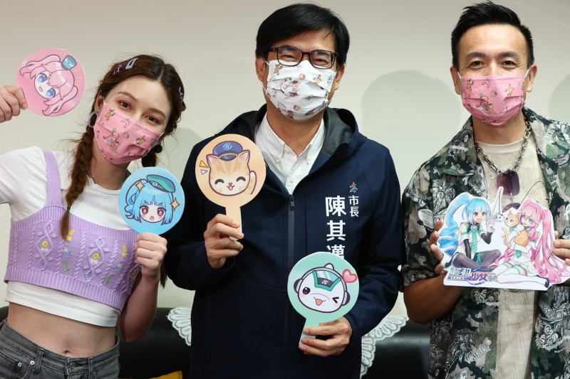 王領英雄主持人網紅唄姬(左1)、藝人小鐘(右1)聯手高雄市長陳其邁(中)推廣高雄城市觀光。(圖/王領英雄提供)