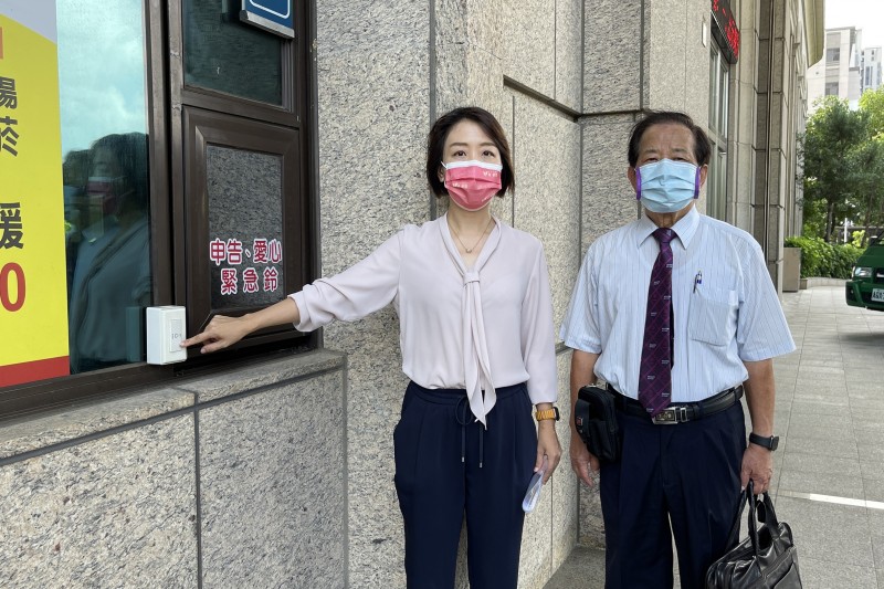 20220720-中華大學董事、民進黨發言人、新竹市議員李妍慧(左)20日赴新竹地檢署按鈴申告。(李研慧辦公室提供) 20220720-中華大學董事、民進黨發言人、新竹市議員李妍慧(左)20日赴新竹地檢署按鈴申告。(李研慧辦公室提供)