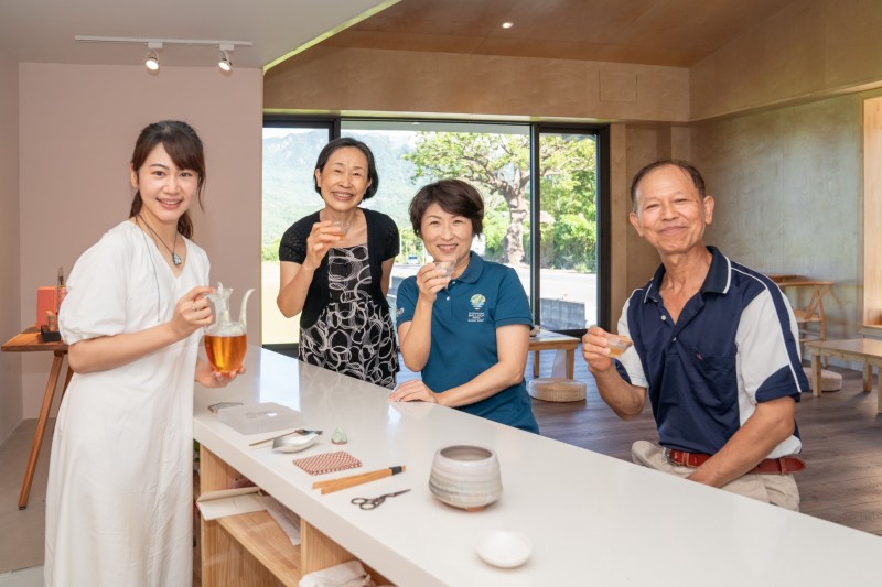 臺東縣府造「台東紅烏龍」為區域茶品牌,縣長饒慶鈴巡禮6家台東紅烏龍茶示範亮點。(圖/臺東縣政府財政及經濟發展處提供)