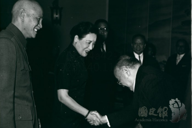 吉田茂來台訪問時對蔣中正夫婦客客氣氣,但他一開始是主張與中共簽和約的。(作者提供) 吉田茂來台訪問時對蔣中正夫婦客客氣氣,但他一開始是主張與中共簽和約的。(作者提供)