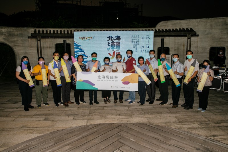 用地瓜廢棄角料作成的「北海薯蠟筆」,贈給北海岸沿線13所偏鄉小學。(圖/朱銘美術館提供)