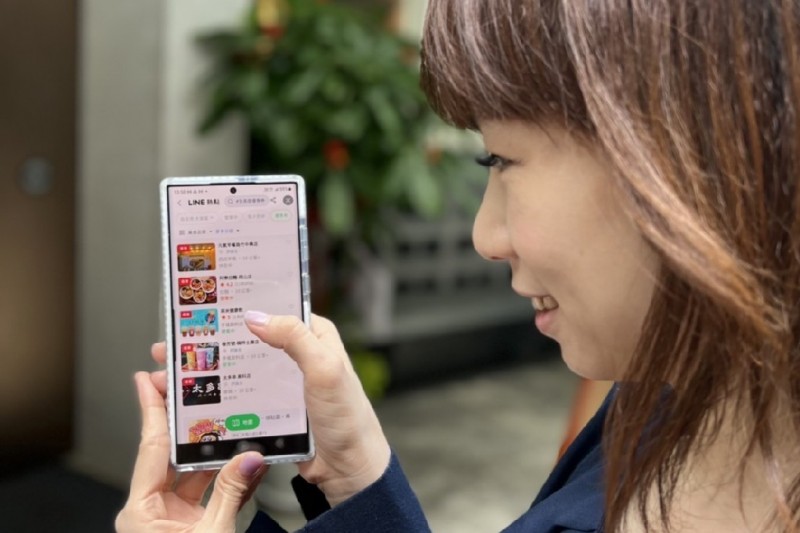掃描QR code將指定「LINE熱點口袋名單」活動頁面分享給好友,就有機會兌換LINE POINTS。(圖/高市府提供)