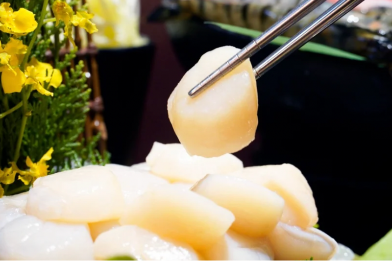 涮樂和牛鍋物北海道生食級干貝免費送,打卡越多送越多(圖/取自馬辣集團) 涮樂和牛鍋物北海道生食級干貝免費送,打卡越多送越多(圖/取自馬辣集團)