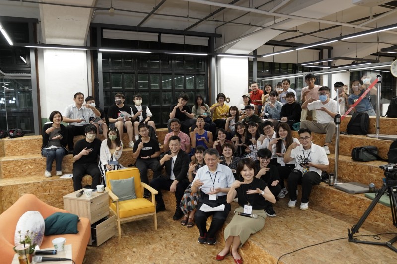 北市府舉辦2022青年美學論壇以「看見臺北的背光處:社群時代的情緒故事」,期待透過多元對話,理解臺北青年族群的困境。(圖/台北市政府文化局提供)
