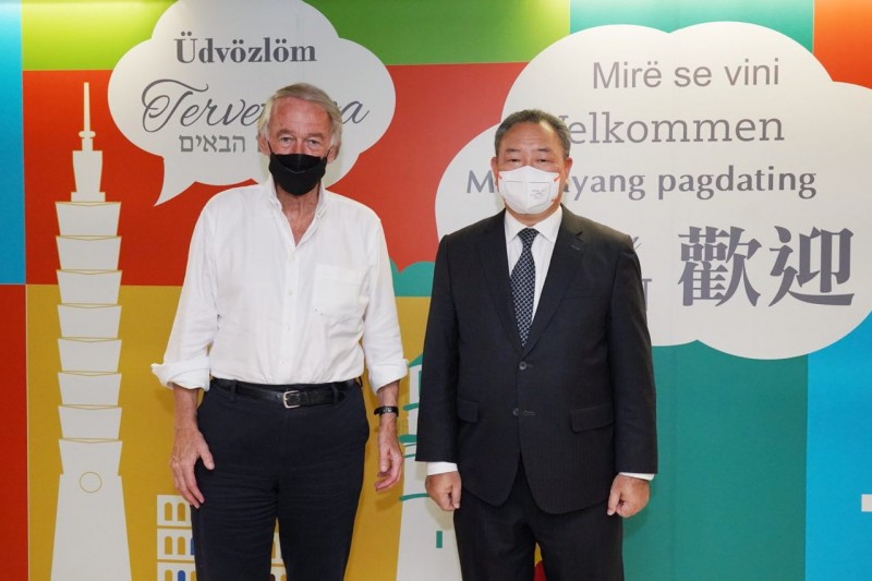 外交部常務次長俞大㵢(右)14日在桃園機場迎接美國參議院外委會亞太小組主席馬基(左)。(圖取自外交部網頁mofa.gov.tw) 外交部常務次長俞大㵢(右)14日在桃園機場迎接美國參議院外委會亞太小組主席馬基(左)。(圖取自外交部網頁mofa.gov.tw)