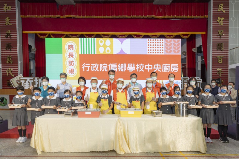不讓偏鄉孩子輸在起跑點!蘇揆訪視嘉義中央廚房午餐。(圖/嘉義縣府提供)