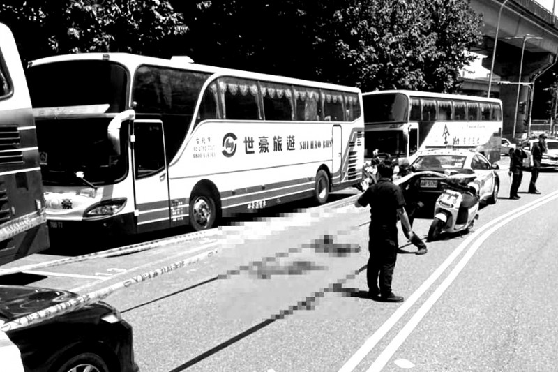 國道1號北上18公里24日發生車禍,1名男駕駛自高架橋摔落,當場失去呼吸心跳。(圖/翻攝自記者爆料網) 國道1號北上18公里24日發生車禍,1名男駕駛自高架橋摔落,當場失去呼吸心跳。(圖/翻攝自記者爆料網)