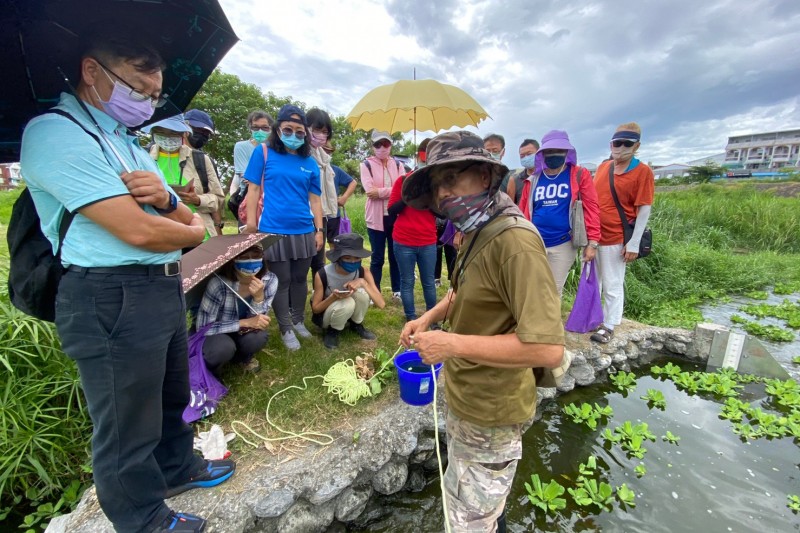 臺東縣政府規劃導覽解說人員教育訓練培訓課程,用生物的角度帶大家重新觀察太平溪人工溼地。(圖/臺東縣環境保護局提供)