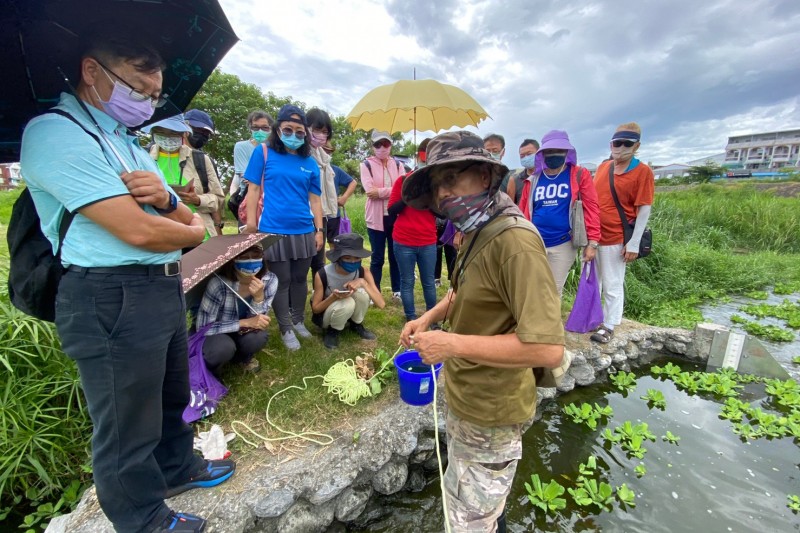 臺東縣政府規劃導覽解說人員教育訓練培訓課程，用生物的角度帶大家重新觀察太平溪人工溼地。（圖／臺東縣環境保護局提供）