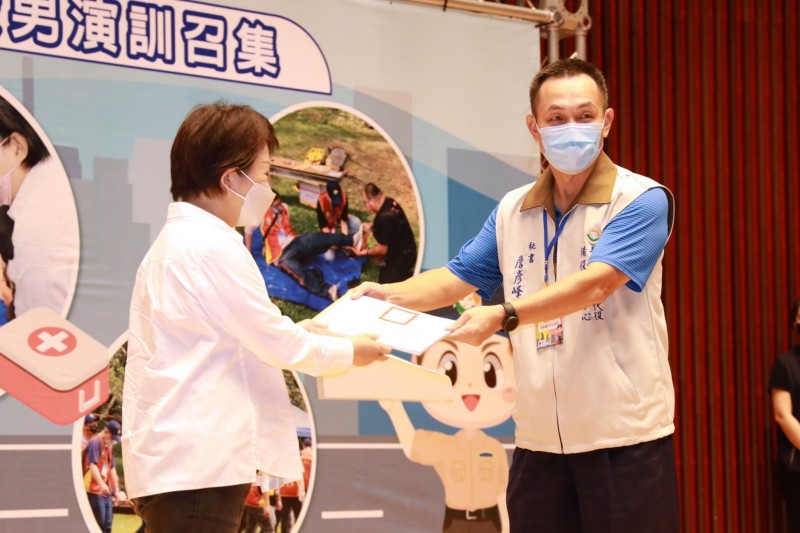 台中市111年替代役備役役男演訓召集,台中市長盧秀燕(左)交接名冊。(圖/台中市政府)