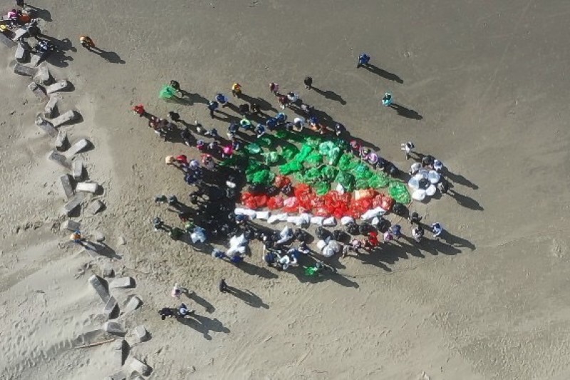 大家齊心將海洋廢棄物排成「海龜」的圖形,象徵透過淨灘、撿塑共同保護海洋生態,還給海龜一個更適合生存的大海。(圖/台中市政府)