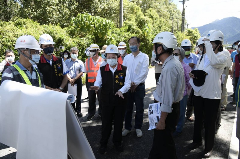 花蓮縣長徐榛蔚領縣府團隊前往玉里鎮關心地震受損建築拆除進度，並會同行政院公共工程委員會現勘崙天大橋、玉長大橋。（圖／花蓮縣政府提供）