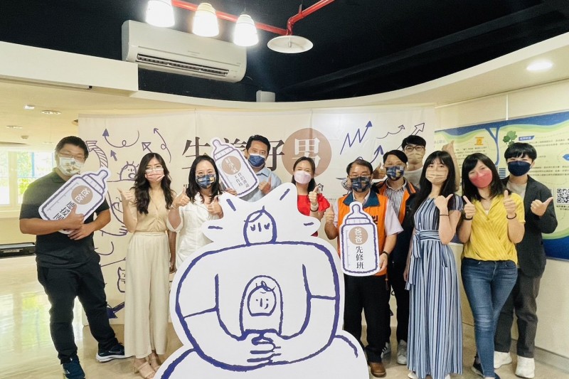 舉辦記者會宣導讓城男舊事來當「爸爸應援團」,讓所有爸爸的親職關係「男不難」。(圖/臺北市政府社會局提供)