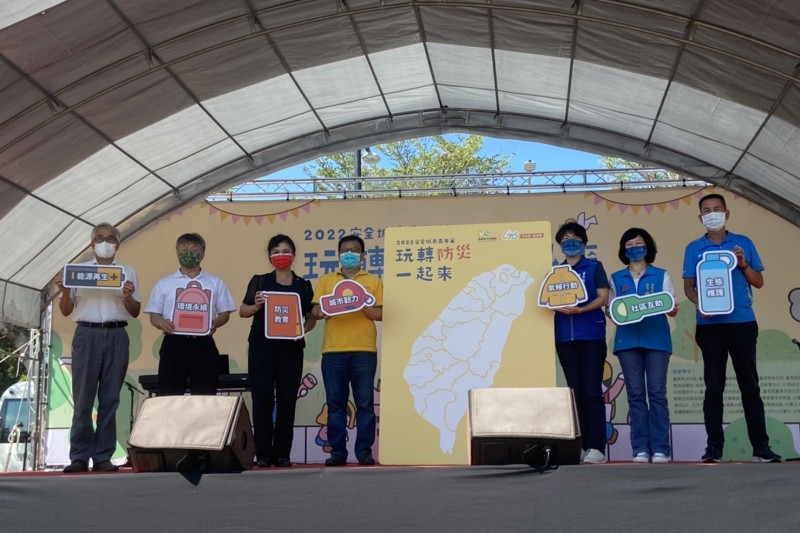 第四屆「安全城市嘉年華」在台東市美術館蛋糕公園舉行,縣長饒慶鈴前往致詞邀請民眾學習與風險共存。(圖/台東縣政府社會處提供)