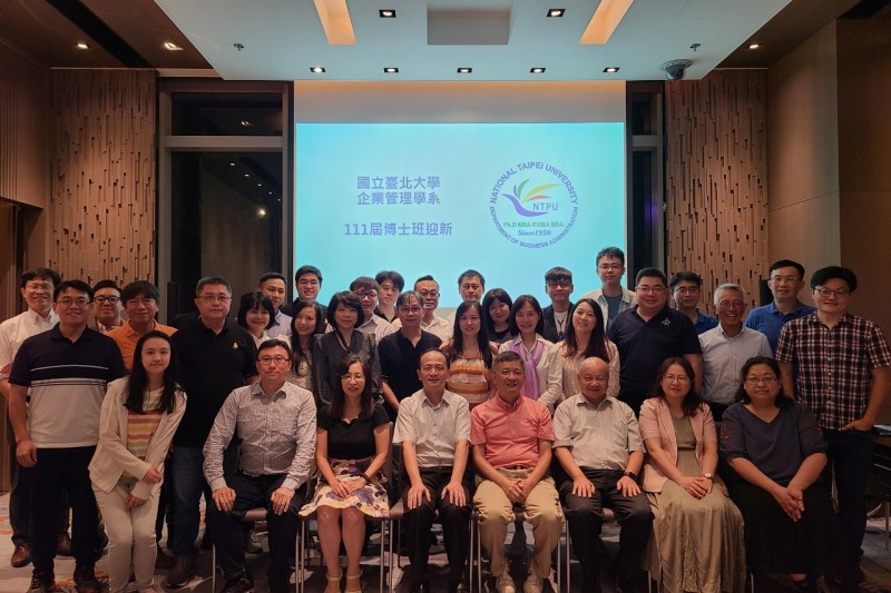 臺北大企博班辦迎新 傳承學習經驗與態度。(圖/臺北大學企管系110級博士班提供)
