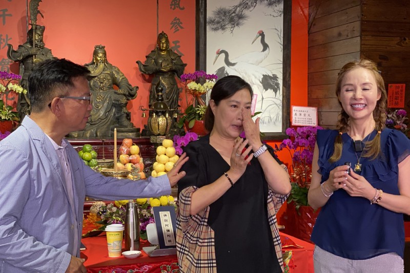 名嘴許聖梅(右一)、演員楊凱淇(中)和元六(左一)參加威天宮法會,楊凱淇談到火災情景忍不住落淚。(圖/桃園威天宮提供)