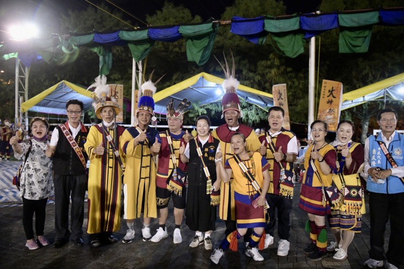 「戰後144年撒奇萊雅族火神祭」於國福Sakul部落祭祀廣場隆重舉行，縣長徐榛蔚到場追悼，並獻上祝福。（圖/花蓮縣政府提供）