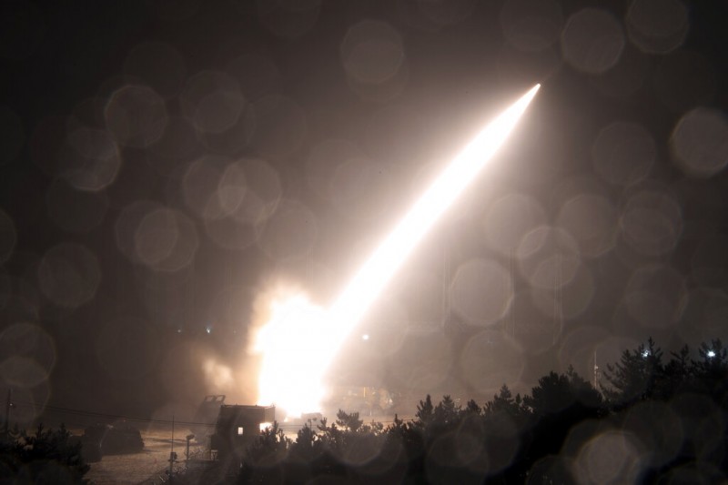 2022年10月5日,南韓和駐韓美軍發射4枚飛彈回應北韓前一天的飛彈試射。(美聯社) 2022年10月5日,南韓和駐韓美軍發射4枚飛彈回應北韓前一天的飛彈試射。(美聯社)