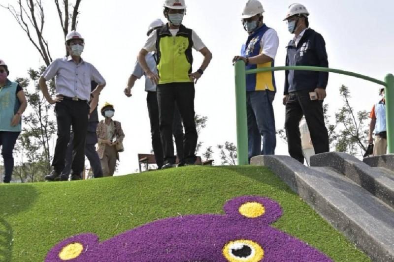 副市長林欽榮與工務局長楊欽富率隊視察時代公園,邀請民眾體驗不一樣的亞灣風貌。(圖/高市工務局提供)