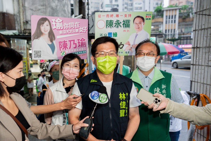 林佳龍掃新店建國市場。（林佳龍競選辦公室提供）