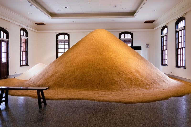 位於「渡拔展區」展出的裝置藝術作品,楊順發《種稻計畫—黃金母子山》。(圖/台南市文化局、宜東文化提供) 位於「渡拔展區」展出的裝置藝術作品,楊順發《種稻計畫—黃金母子山》。(圖/台南市文化局、宜東文化提供)