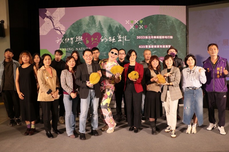 新北市文化局于玟副局長與現場來賓合影畫面。(圖/新北市文化局提供) 新北市文化局于玟副局長與現場來賓合影畫面。(圖/新北市文化局提供)
