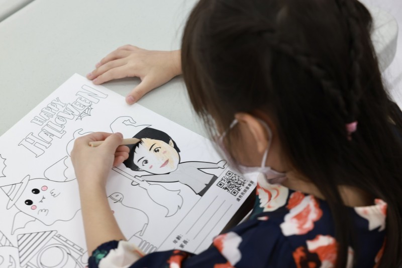 盧秀燕化身Q版巫師,陪伴大小朋友歡度萬聖節。(圖/盧秀燕競選總部提供) 盧秀燕化身Q版巫師,陪伴大小朋友歡度萬聖節。(圖/盧秀燕競選總部提供)