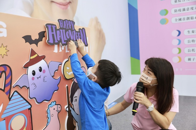 參與活動的小朋友們熱情布置活動場地。(圖/盧秀燕競選總部提供) 參與活動的小朋友們熱情布置活動場地。(圖/盧秀燕競選總部提供)