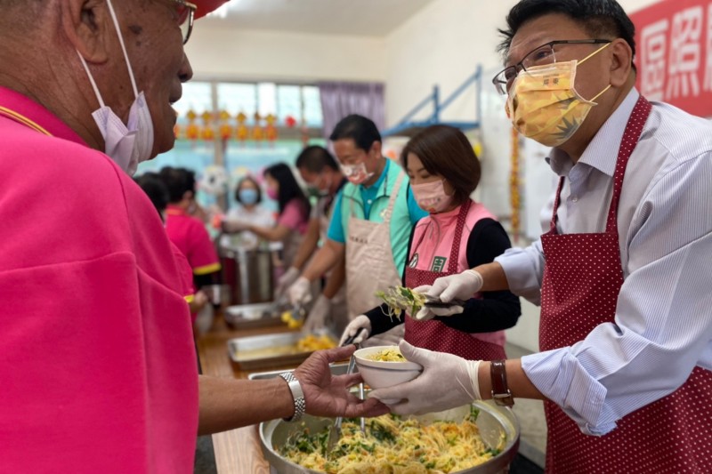 屏東縣鹽埔鄉三聖宮社區關懷據點正式揭牌啟用,縣長潘孟安前往關懷長者。(圖/屏東縣政府社會處提供)