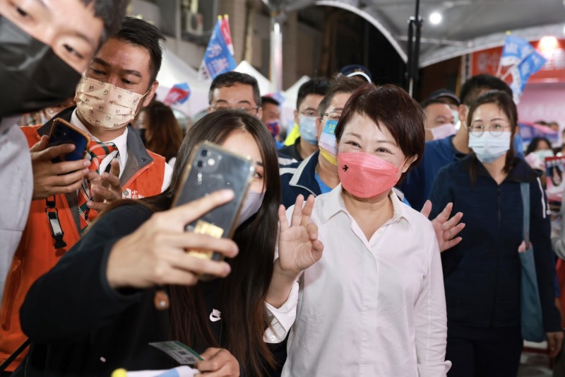 盧秀燕親切的與支持者合影,還不忘比出此次選舉的3號。(圖/盧秀燕競選總部提供) 盧秀燕親切的與支持者合影,還不忘比出此次選舉的3號。(圖/盧秀燕競選總部提供)