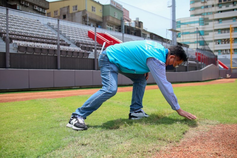 林耕仁質疑新竹市棒球場紅土區黏土比例應為40%，實際只有30%，算不算偷工減料？（資料照／林耕仁競選總部提供）