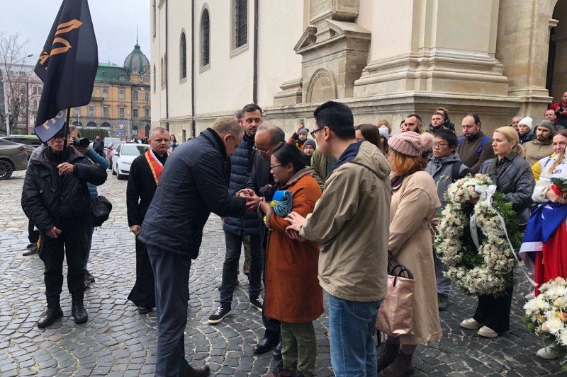利沃夫市(Lviv)市長Andriy Sadovyi向曾聖光的家屬致意,我國駐波蘭代表陳龍錦大使在陪全程陪同。(外交部臉書) 利沃夫市(Lviv)市長Andriy Sadovyi向曾聖光的家屬致意,我國駐波蘭代表陳龍錦大使在陪全程陪同。(外交部臉書)