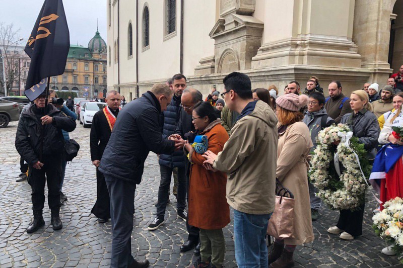 利沃夫市（Lviv）市長Andriy Sadovyi向曾聖光的家屬致意，我國駐波蘭代表陳龍錦大使在陪全程陪同。（外交部臉書）