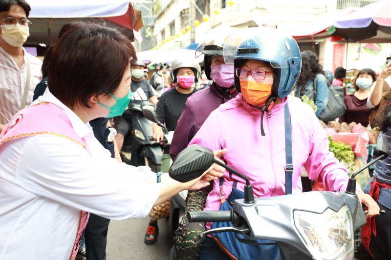 盧秀燕與往來的菜籃族們懇託,盼能用真誠的態度催出「婆媽票」。(圖/盧秀燕競選總部提供) 盧秀燕與往來的菜籃族們懇託,盼能用真誠的態度催出「婆媽票」。(圖/盧秀燕競選總部提供)