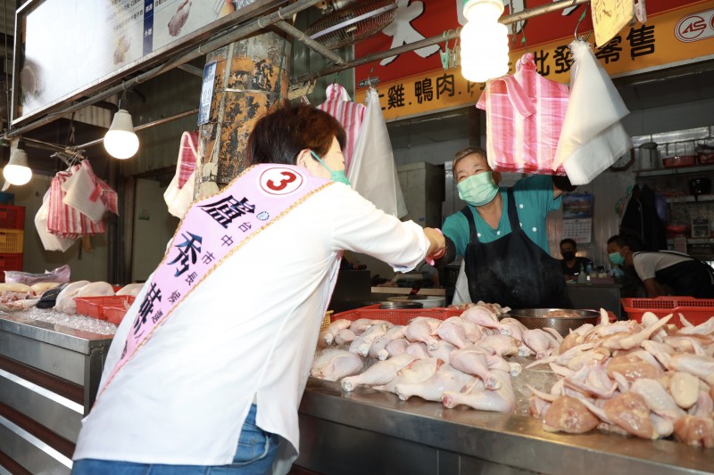 (圖二)盧秀燕逐攤與「市場頭家」握手,送上媽媽市長的溫暖。(圖/盧秀燕競選總部提供) 盧秀燕逐攤與「市場頭家」握手,送上媽媽市長的溫暖。(圖/盧秀燕競選總部提供)