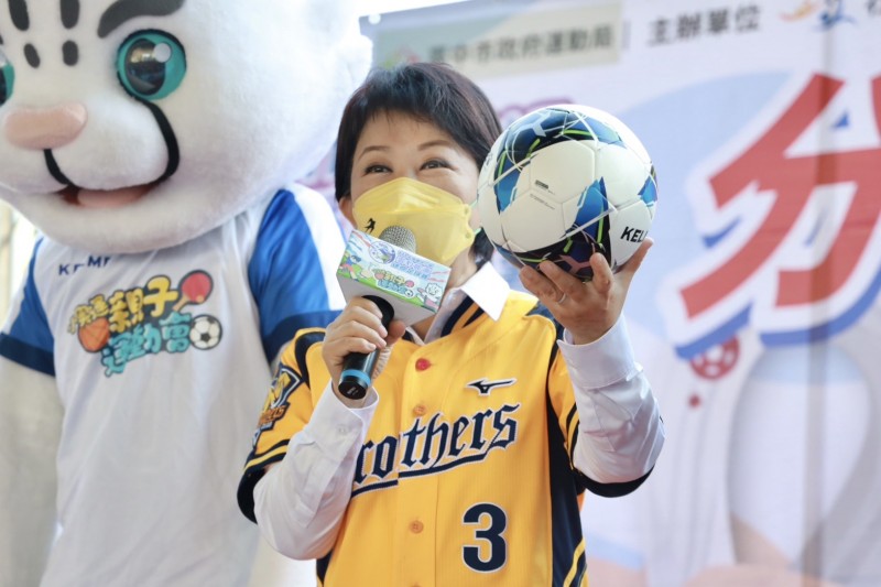 盧秀燕推動「酷城市、酷運動」政策,台中首創國民暨兒童運動中心,期盼孩子與家長能一起運動,讓大家生活更健康。(圖/盧秀燕競選總部提供) 盧秀燕推動「酷城市、酷運動」政策,台中首創國民暨兒童運動中心,期盼孩子與家長能一起運動,讓大家生活更健康。(圖/盧秀燕競選總部提供)