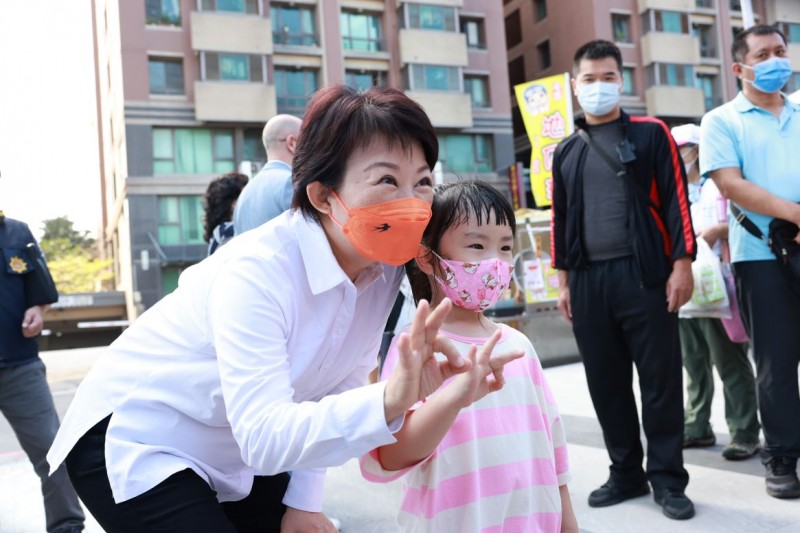盧秀燕參加親子嘉年華活動時，與小朋友們熱情合照，展現媽媽市長的親和力。（圖/盧秀燕競選總部提供）