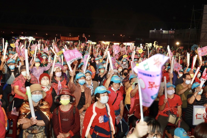 台下支持者風雨無阻，力挺盧秀燕與吳瓊華。（圖/盧秀燕競選總部提供）