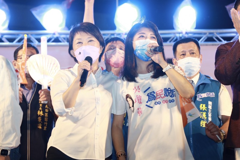 盧秀燕與吳瓊華帶著選民齊唱「天下的媽媽都是一樣的」，象徵媽媽市長與媽媽議員會用愛與關懷守護台中。（圖/盧秀燕競選總部提供）