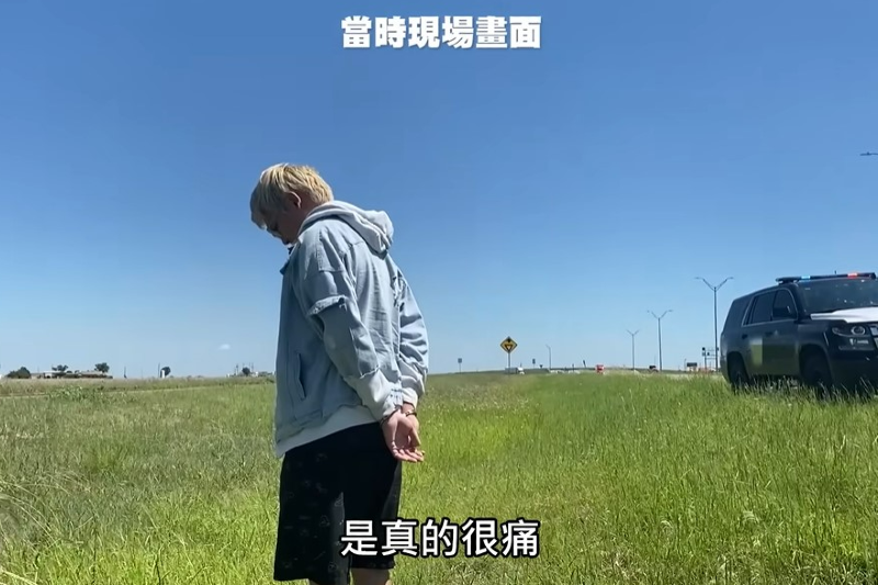 「秀煜 Show YoU」男友小ˋ煜因持有大麻,遭到德州警方上銬逮捕,最後被送進監獄。(圖/翻攝「秀煜 Show YoU」Youtube) 「秀煜 Show YoU」男友小ˋ煜因持有大麻,遭到德州警方上銬逮捕,最後被送進監獄。(圖/翻攝「秀煜 Show YoU」Youtube)