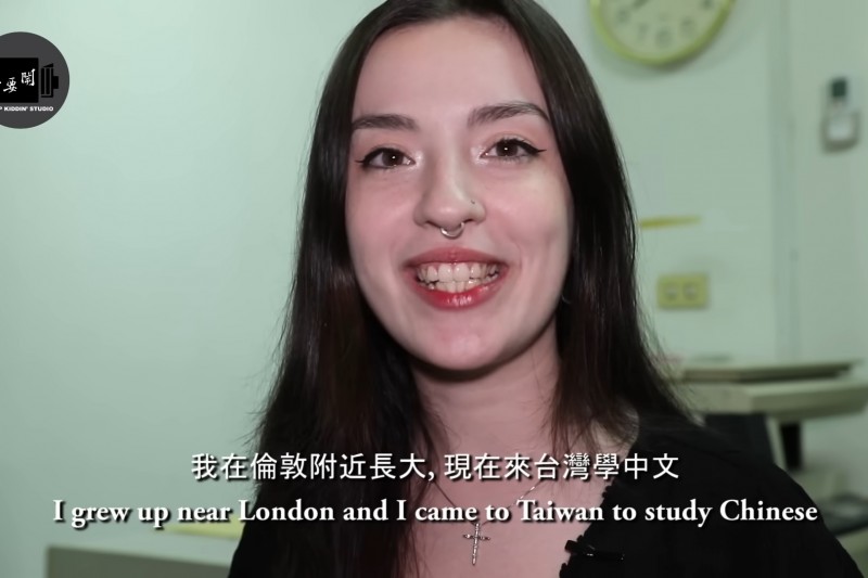英國女孩來台學中文,媽警告生活會很困難!她觀察台灣女生1現象,直呼「很沒自信」