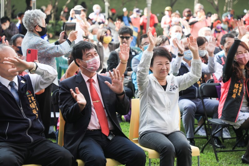 私立惠明盲校立案50週年校慶慶祝大會,市長盧秀燕到場和師生同樂。(圖/台中市政府)