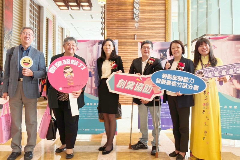桃竹苗分署長林淑媛(右二)與企業主白博仁(右三),以及歷屆創業楷模與創業顧問一同合影。(圖/勞動力發展署桃竹苗分署提供)