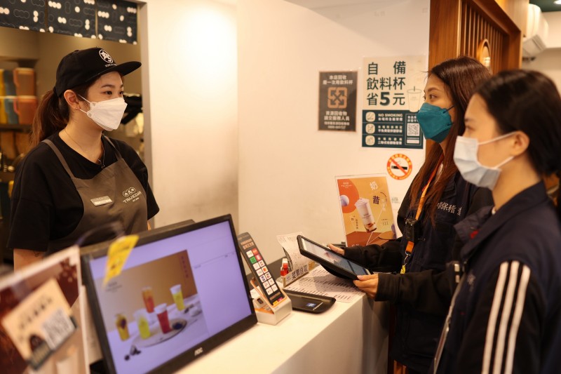 北市府於12月1日起飲料店不得提供塑膠一次用飲料杯,同步稽查150間店家。(圖/臺北市政府提供)