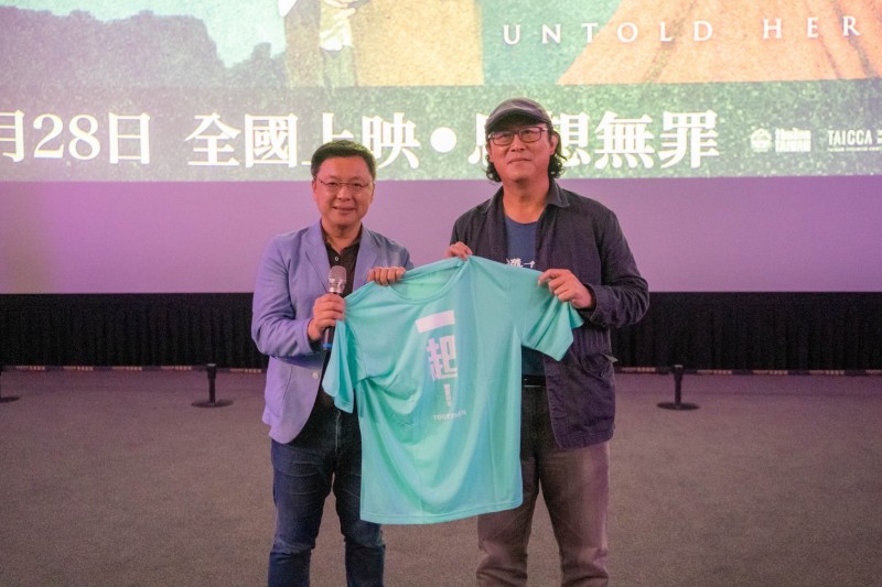 立法委員趙天麟(左)偕電影《流麻溝15號》出品人姚文智,舉辦電影包場活動。(圖/趙天麟辦公室提供)