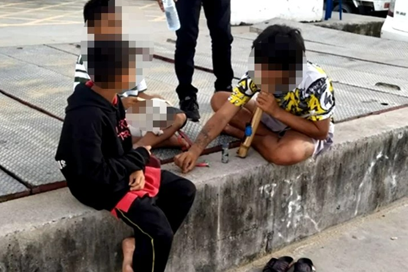 泰國一名男子在芭達雅海灘附近,發現幾名年僅約10歲男童坐在路邊抽大麻。(圖/翻攝自Kirdtiwat Matrong臉書) 泰國一名男子在芭達雅海灘附近,發現幾名年僅約10歲男童坐在路邊抽大麻。(圖/翻攝自Kirdtiwat Matrong臉書)