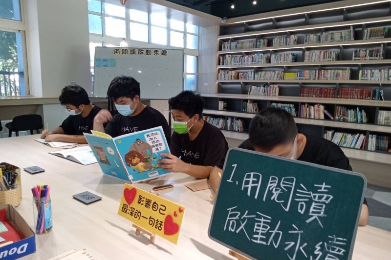 台中市學校讀者平均借閱圖書次數居直轄市之首,平均每人借閱冊數為10.19冊。(圖/台中市政府)