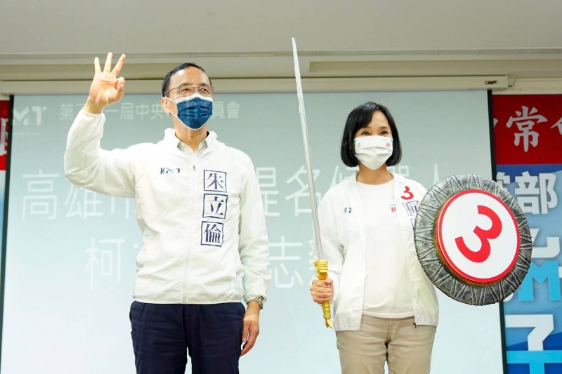 柯志恩推崇朱立倫（左）主席這次大選，團結黨內贏得漂亮，2024總統大選他一定會守好自己的定位及角色，摒棄私心。（圖/柯志恩競總提供）