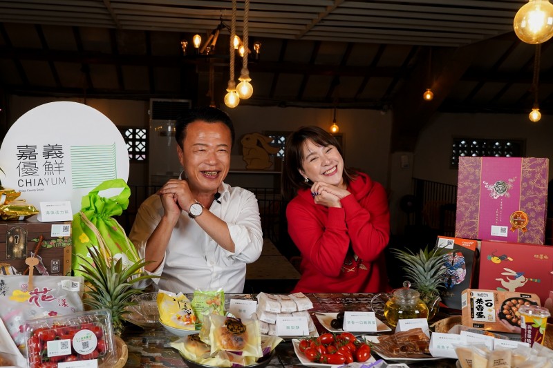 黃小柔回嘉走春,合體縣長翁章梁推嘉義優鮮新春伴手禮。(圖/嘉義縣政府提供)